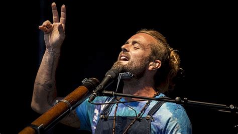 Xavier Rudd ja Afrikkalainen Rhythmiikka: Ethnomusikologisen Lähentymisen Istuinpaikka Helsingissä!